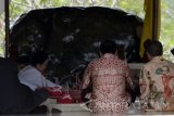 Presiden ke-5 RI yang juga ketua umum PDI Perjuangan Megawati Soekarno Putri (Kiri) menaburkan bunga usai memanjatkan doa di pusara makam Presiden Pertama Ir.Soekarno di Blitar, Jawa Timur, Senin (24/4). Dalam kunjungan dan ziarahnya tersebut, Megawati didampingi oleh Kepala Badan Intelijen Negara (BIN) Jendral Pol. Budi Gunawan dan Wakapolri Komjen Pol. Syafruddin. Antara Jatim/Irfan Anshori/zk/17