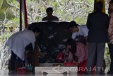 Presiden ke-5 RI yang juga ketua umum PDI Perjuangan Megawati Soekarno Putri (Kiri) menaburkan bunga usai memanjatkan doa di pusara makam Presiden Pertama Ir.Soekarno di Blitar, Jawa Timur, Senin (24/4). Dalam kunjungan dan ziarahnya tersebut, Megawati didampingi oleh Kepala Badan Intelijen Negara (BIN) Jendral Pol. Budi Gunawan dan Wakapolri Komjen Pol. Syafruddin. Antara Jatim/Irfan Anshori/zk/17