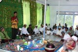 Bupati Barito Kuala (Batola) H. Hasanuddin Murad saat menghadiri Peringatan Isra Miraj 1438 Hijriyah di Masjid Jami Nurul Muhajirin Desa Cahaya Baru, Kecamatan Jejangkit, Sabtu (22/4). Foto:Antaranews Kalsel/Arianto/G.