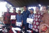 Bupati Tanah Laut H. Bambang Alamsyah menyerahkan bantuan alat dan mesin pertanian kepada petani di Kecamatan Pelaihari, Sabtu (22/4). Foto:Antaranews Kalsel/Arianto/G. 