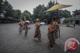 Abdi dalem mengantarkan minuman untuk Raja Keraton Yogyakarta Sri Sultan Hamengku Buwono X di Kraton Yogyakarta, DI Yogyakarta, Selasa (25/4). Setiap pukul 08.00 WIB dan 11.00 WIB 'abdi dalem' di Bangsal Patehan selalu menyiapkan minuman teh, kopi, dan air putih untuk Raja Keraton Yogyakarta. Kebiasaan tersebut telah menjadi tradisi sejak Sri Sultan Hamengku Buwono (HB) I bertahta. ANTARA FOTO/Hendra Nurdiyansyah/wdy/17.