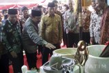 Menteri Koordinator Bidang Politik, Hukum, dan Keamanan Wiranto (ketiga kiri) Menteri Dalam Negeri Tjahjo Kumolo (keempat kiri) Gubernur Jatim Dr. H. Soekarwo (kedua kiri) Bupati Sidoarjo, Saiful Ilah (kiri) meninjau stan saat peringatan hari Otonomi Daerah ke-21 di Alun-alun Sidoarjo, Jawa Timur, Selasa (25/4). Peringatan hari Otonomi Daerah ke-21 tersebut mengambil tema 'Dengan Semangat Otonomi Daerah, Kita Tingkatkan Kinerja Pelayanan Publik Melalui E-Government'. Antara Jatim/Umarul Faruq/zk/17