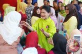 Ibu Negara Iriana Joko Widodo berdialog dengan warga saat menghadiri peringatan Hari Kartini 2017 di lapangan Murjani Banjarbaru, Kalsel, Selasa (25/4/2017). Selain menghadiri puncak peringatan Hari Kartini 2017, Ibu Negara juga meninjau pelaksanaan program IVA (Inspeksi Visual Asam Asetat), deteksi dini kanker Payudara dan penyuluhan Narkoba. (ANTARA FOTO/Herry Murdy Hermawan)