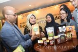 Deputi akses permodalan Badan Ekonomi Kreatif (Bekraf) Fadjar Hutomo (kiri) berbincang dengan sejumlah pelaku usaha ekonomi kreatif sub sektor kuliner di Surabaya disela-sela roadshow kompetisi dan konferensi food startup Indonesia (FSI) keempat di Surabaya, Jawa Timur, Rabu (26/4). Kegiatan yang diikuti sekitar 100 orang pelaku usaha ekonomi kreatif sub sektor kuliner di Surabaya melalui FSI tersebut  bertujuan untuk menarik penanam modal dalam memasarkan produk kuliner. Antara jatim/M Risyal Hidayat/zk/17