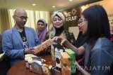 Deputi akses permodalan Badan Ekonomi Kreatif (Bekraf) Fadjar Hutomo (kiri) berbincang dengan sejumlah pelaku usaha ekonomi kreatif sub sektor kuliner di Surabaya disela-sela roadshow kompetisi dan konferensi food startup Indonesia (FSI) keempat di Surabaya, Jawa Timur, Rabu (26/4). Kegiatan yang diikuti sekitar 100 orang pelaku usaha ekonomi kreatif sub sektor kuliner di Surabaya melalui FSI tersebut  bertujuan untuk menarik penanam modal dalam memasarkan produk kuliner. Antara jatim/M Risyal Hidayat/zk/17