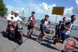 Sejumlah siswa dan warga berlari saat simulasi bencana Tsunami di Desa Serangan, Kota Denpasar, Rabu (26/4). Simulasi yang diikuti oleh ratusan siswa, desa tanggap bencana dan anggota Badan Penanggulangan Bencana Daerah tersebut untuk meningkatkan kemampuan kesiapsiagaan dalam menghadapi bencana. ANTARA FOTO/Wira Suryantala/17.