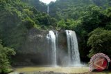 Suasana objek wisata Curug (air terjun) Sodong di Desa Ciwaru, Kecamatan Ciemas, Sukabumi, Jawa Barat, Minggu (23/4). Curug Sodong merupakan salah satu destinasi wisata alam yang terletak di dalam kawasan Geopark Ciletuh-Palabuhanratu, Sukabumi. (ANTARA FOTO/Budiyanto/aww/17).