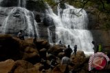 Wisatawan menikmati suasana objek wisata Curug (air terjun) Cikanteh di Desa Ciwaru, Kecamatan Ciemas, Sukabumi, Jawa Barat, Minggu (23/4). Curug Cikanteh merupakan salah satu destinasi wisata alam yang terletak di dalam kawasan Geopark Ciletuh-Palabuhanratu. (ANTARA FOTO/Budiyanto/aww/17).
