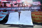 Sejumlah Guru Tidak Tetap (GTT) dan Pegawai Tidak Tetap (PTT) yang tergabung dalam Forum Sukwan Sekolah Negeri Kota Blitar (FORWARA) membawa poster berisikan tuntutan saat menggelar aksi demo di depan Kantor Walikota Blitar, Jawa Timur, Kamis (27/4). Aksi tersebut menuntut agar pemerintah mencabut Permendikbud Nomor 8 Tahun 2017 tentang petunjuk teknis Bantuan perasional Sekolah (BOS) karena dinilai tidak mensejahterakan GTT dan PTT. Antara Jatim/Irfan Anshori/zk/17