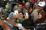 Wakil Gubernur Jawa Timur Saifullah Yusuf (kanan) didampingi Walikota Kediri Abdullah Abubakar (tengah) berfoto dengan sejumlah warga saat menghadiri pembukaan 'Pekan Seni Pelajar Provinsi Jawa Timur' di Gor Jayabaya, Kota Kediri, Jawa Timur, Rabu (26/4). Kegiatan yang diikuti oleh perwakilan dari 36 kota dan kabupaten se-Jatim tersebut sebagai sarana apresiasi kreatifitas dalam bidang seni budaya pelajar guna menumbuh kembangkan rasa cinta terhadap tanah air. Antara Jatim/Prasetia Fauzani/zk/17