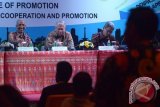 Sekretaris Utama Badan Nasional Penempatan dan Perlindungan Tenaga Kerja Indonesia (BNP2TKI) Hermono (kiri) bersama Direktur Promosi BNP2TKI Yanafri (tengah) dan Direktur Kerjasama Luar Negeri BNP2TKI Fredy (kanan) menjadi pembicara saat pertemuan perluasan penempatan tenaga kerja Indonesia (TKI) formal di Kuta, Bali, Kamis (27/4). Pertemuan yang diikuti oleh 10 negara tersebut untuk perluasan penempatan TKI formal (terampil) ke berbagai negara tujuan sekaligus menurunkan pengiriman TKI informal. ANTARA FOTO/Wira Suryantala/wdy/17.