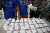 Petugas kepolisian menunjukan barang bukti pil koplo sebanyak 44.000 butir saat gelar perkara penyalah gunaan narkoba di Polres Kediri, Jawa Timur, Kamis (27/4). Pil koplo tersebut diamankan dari dua orang tersangka pengedarnya berinisial AA dan MJ yang mengaku mereka dapatkan dari seseorang di daerah Surabaya seharga Rp300.000 per seribu butir. Antara Jatim/Prasetia Fauzani/zk/17