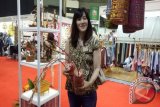 Salah satu Pengunjung Stand Dekranasda Kabupaten Hulu Sungai Selatan (HSS) menunjukkan produk yang dipamerkan, Handycraft dan Sasirangan yang dipromosikan Dekranasda HSS pada Pameran Inacraft 2017 membuka peluang bisnis dari para buyer luar negeri maupun eksportir dari dalam negeri. Foto : Fathurrahman/Disnakerkop UKP/Antara Kalsel