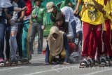 Sejumlah peserta mengikuti lomba olahraga tradisional di jalan Tambaksari, Surabaya, Jawa Timur, Jumat (28/4). lomba tersebut diselenggarakan sebagai ajang seleksi antar kota untuk Kejuaraan Olahraga Tradisional, lomba yang disellengarakn diantaranya Egrang, Lari Balok, Lari Batok, Terompah Panjang, dan lain-lain. Antara Jatim/Naufal Ammar/zk/17.