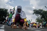 Sejumlah peserta mengikuti lomba olahraga tradisional di jalan Tambaksari, Surabaya, Jawa Timur, Jumat (28/4). lomba tersebut diselenggarakan sebagai ajang seleksi antar kota untuk Kejuaraan Olahraga Tradisional, lomba yang disellengarakn diantaranya Egrang, Lari Balok, Lari Batok, Terompah Panjang, dan lain-lain. Antara Jatim/Naufal Ammar/zk/17.