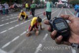 Sejumlah peserta mengikuti lomba olahraga tradisional di jalan Tambaksari, Surabaya, Jawa Timur, Jumat (28/4). lomba tersebut diselenggarakan sebagai ajang seleksi antar kota untuk Kejuaraan Olahraga Tradisional, lomba yang disellengarakn diantaranya Egrang, Lari Balok, Lari Batok, Terompah Panjang, dan lain-lain. Antara Jatim/Naufal Ammar/zk/17.