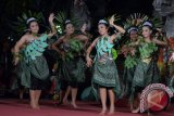 Sejumlah siswa-siswi SMPN 4 Gianyar menampilkan Tari Janger Kreasi dalam rangkaian gelar seni akhir pekan Bali Mandara Nawanatya 2017 di Taman Budaya, Denpasar, Jumat (28/4). Pagelaran yang mengisahkan turunnya ilmu pengetahuan tersebut untuk memberikan ruang bagi seniman muda di Bali dalam berekspresi sekaligus mengangkat potensi budaya serta menarik wisatawan datang ke Pulau Dewata. ANTARA FOTO/Wira Suryantala/17.