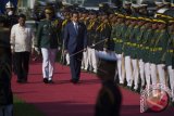 Presiden Joko Widodo (ketiga kiri) berjalan bersama Presiden Filipina Rodrigo Duterte (kiri) pada kunjungan kenegaraan di Istana Malacanyan, Manila, Filipina, Jumat (28/4). Pada kesempatan tersebut Indonesia dan Filipina menandatangani dua kerja sama yaitu di bidang pertanian dan konektivitas laut, serta melakukan pertemuan bilateral. ANTARA FOTO/Rosa Panggabean/wdy/17.