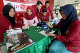 Mahasiswa Universitas Muhammadiyah Surabaya (UMS) memperagakan prototipe alat tes golongan darah dan Rhesus bernama Goldarhes di Universitas Muhammadiyah Surabaya, Jawa Timur, Kamis (27/4). Prototipe karya lima mahasiswa program studi pendidikan dokter Universitas Muhammadiyah Surabaya (UMS) tersebut diyakini dapat melakukan pengecekan golongan darah sekaligus menentukan Rhesus dalam waktu sepuluh detik dan kedepan akan dikembangkan untuk dapat terkoneksi dengan telepon genggam berbasis android. Antara Jatim/Didik Suhartono/zk/17