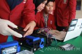 Mahasiswa Universitas Muhammadiyah Surabaya (UMS) memperagakan prototipe alat tes golongan darah dan Rhesus bernama Goldarhes di Universitas Muhammadiyah Surabaya, Jawa Timur, Kamis (27/4). Prototipe karya lima mahasiswa program studi pendidikan dokter Universitas Muhammadiyah Surabaya (UMS) tersebut diyakini dapat melakukan pengecekan golongan darah sekaligus menentukan Rhesus dalam waktu sepuluh detik dan kedepan akan dikembangkan untuk dapat terkoneksi dengan telepon genggam berbasis android. Antara Jatim/Didik Suhartono/zk/17