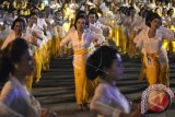 Penari menampilkan Tari Rejang Renteng massal di kawasan Catur Muka, Semarapura, Klungkung, Bali, Jumat (28/4). Tari Rejang Renteng massal yang ditampilkan oleh sekitar 1.000 penari tersebut digelar dalam rangka peringatan Hari Puputan Klungkung ke-109 dan HUT Kota Semarapura ke-25. ANTARA FOTO/Fikri Yusuf/wdy/17.