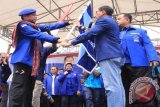 Ketua DPP Partai Demokrat terima panji partai dari sekjen