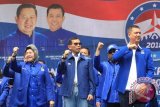 Menyanyikan mars Partai Demokrat