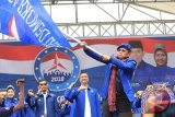 Menyanyikan mars Partai Demokrat dibawah panji partai