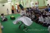 Pelajar SMP menari sufi saat doa bersama dan peringatan Isra Mi'raj Nabi Muhammad di Masjid Baitul Hakim, Kota Madiun, Jawa Timur, Sabtu (29/4). Menjelang Ujian Nasional Berbasis Komputer (UNBK) ratusan pelajar kelas IX SMPN 2 Madiun mengikuti doa bersama orang tua dan guru yang digelar bersamaan dengan peringatan Isra Mi'raj Nabi Muhammad. Antara Jatim/Siswowidodo/zk/17