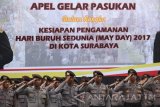 Sejumlah anggota polisi mengikuti apel gelar pasukan di Surabaya, Jawa Timur, Sabtu (29/4). Apel yang diikuti sekitar 2.000 personil gabungan dari TNI, Polisi, Sat Pol PP dan aparat keamanan lainnya tersebut dalam rangka persiapan pengamanan menjelang Hari Buruh. Antara Jatim/Moch Asim/zk/17