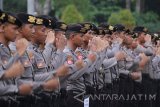 Sejumlah anggota polisi mengikuti apel gelar pasukan di Surabaya, Jawa Timur, Sabtu (29/4). Apel yang diikuti sekitar 2.000 personil gabungan dari TNI, Polisi, Sat Pol PP dan aparat keamanan lainnya tersebut dalam rangka persiapan pengamanan menjelang Hari Buruh. Antara Jatim/Moch Asim/zk/17
