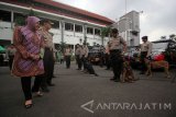 Wali Kota Surabaya Tri Rismaharini (kiri) bersama Kapolrestabes Surabaya Kombes Pol M Iqbal (kedua kiri) meninjau kelengkapan pasukan saat apel gelar pasukan di Surabaya, Jawa Timur, Sabtu (29/4). Apel yang diikuti sekitar 2.000 personil gabungan dari TNI, Polisi, Sat Pol PP dan aparat keamanan lainnya tersebut dalam rangka persiapan pengamanan menjelang Hari Buruh. Antara Jatim/Moch Asim/zk/17