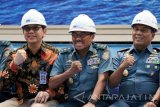 Asisten Logistik Kepala Staf Angkatan Laut (Aslog Kasal) Laksamana Muda TNI Mulyadi  (tengah) bersama Panglima Komando Armada RI Kawasan Timur (Pangarmatim) Laksamana Muda (Laksda) TNI Darwanto (kanan) dan Direktur Utama PT PAL Indonesia (Persero) Budiman Saleh (kiri) berpose bersama saat acara First Steel Cutting Kapal Landing Platform Dock (LPD) TNI AL di PT PAL Indonesia (Persero), Surabaya, Jawa Timur, Jumat (28/4). Pesanan kapal dengan panjang sekitar 124 Meter dan lebar 21 Meter tersebut untuk memperkuat dan mendukung armada Republik Indonesia. Antara Jatim/Didik Suhartono/zk/17