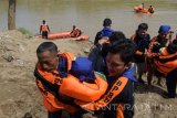 Relawan mengikuti pelatihan Search And Rescue (SAR) di Sungai Madiun, Kota Madiun, Jawa Timur, Sabtu (29/4). Pelatihan SAR yang digelar Badan Penanggulangan Bencana Daerah (BPBD) Kota Madiun diikuti 150 orang relawan guna meningkatkan keterampilan dan kemampuan relawan bencana tentang SAR. Antara Jatim/Siswowidodo/zk/17