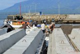 Sejumlah pekerja menyelesaikan pembangunan dermaga Boom Marina di kawasan wisata Pantai Boom, Banyuwangi, Jawa Timur, Jumat (28/4). Pembangunan dermaga tersebut, diklaim sebagai dermaga kapal pesiar terbesar di Indonesia yang mampu menampung 200 kapal yatch. Antara Jatim/Budi Candra Setya/zk/17.