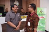 Kepala Kejaksaan Negeri (Kajari) Didik Farkhan (kanan) berbincang dengan Kasubdit Tipikor Kejagung Yulianto (kiri) usai menerima kerabat dari mantan menteri BUMN Dahlan Iskan di Kejaksaan Negeri (Kejari) Surabaya, Jawa Timur, Jumat (28/4). Kedatangan tersebut guna menyampaikan bahwa kuasa Dahlan Iskan belum ditunjuk dalam kasus dugaan korupsi mobil listrik sebanyak 16 unit dengan menyebabkan kerugian negara sebesar Rp32miliar tersebut berkas sudah sempurna (P21). Antara Jatim/M Risyal Hidayat/zk/17