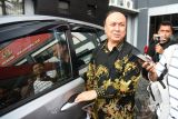 Kerabat dari mantan menteri BUMN Dahlan Iskan, Mir'atul Mukminin (kiri) usai menghadiri penyerahan berkas kasus dugaan korupsi mobil listrik di Kejaksaan Negeri (Kejari) Surabaya, Jawa Timur, Jumat (28/4). Kedatangan tersebut guna menyampaikan bahwa kuasa Dahlan Iskan belum ditunjuk dalam kasus dugaan korupsi mobil listrik sebanyak 16 unit dengan menyebabkan kerugian negara sebesar Rp32miliar tersebut berkas sudah sempurna (P21). Antara Jatim/M Risyal Hidayat/zk/17