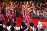 Puluhan siswa melihat pertunjukan tari multi etnis pada pagelaran budaya, di Medan, Sumatera Utara, Senin (24/4). Pertunjukan tersebut dalam rangka melestarikan budaya bagi para siswa. ANTARA SUMUT/Irsan Mulyadi/17