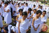 Puluhan pelajar mengenakan Ihram pada pawai pakaian Ihram, di Medan, Sumatera Utara, Sabtu (29/4). Pawai yang diikuti 3.295 peserta tersebut mendapat rekor MURI sebagai peserta pawai pakaian Ihram terbanyak. ANTARA SUMUT/Irsan Mulyadi/17