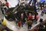 Pengunjung mengamati produk All New Honda CR-V saat peluncuran mobil honda terbaru tersebut di Surabaya, Jawa Timur, Jumat (28/4). All New Honda CR-V menghadirkan desain baru yang lebih tangguh didukung revolusioner 1.5 liter VTEC turbu serta varian baru yang menawarkan kapasitas tujuh penumpang. Antara Jatim/Zabur Karuru/17 