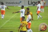 Para pemain Barito Putera dan Perseru Serui saat bermain pada laga Go-Jek Travaloka Liga 1 di Stadion 17 Mei Banjarmasin, Minggu malam (30/3) dengan skor 2-0 untuk kemenangan Barito Putera.