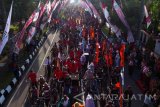 Foto udara sejumlah peserta parade bersiap di garis start saat pembukaan Parade sepeda kuno se-indonesia di Kota Blitar, Jawa Timur, Minggu (30/4). Parade sepeda kuno tingkat nasional yang diikuti lebih dari 3 ribu peserta dari berbagai provinsi di Indonesia tersebut digelar untuk mengkampanyekan rasa nasionalisme dengan pengenalan sejarah dan budaya indonesia melalui sepeda.Antara Jatim/Irfan Anshori/zk/17