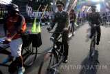 Sejumlah peserta parade berkostum pejuang sambil mengendarai sepeda kuno melintas di salah satu ruas jalan saat Parade sepeda kuno se-indonesia di Kota Blitar, Jawa Timur, Minggu (30/4). Parade sepeda kuno tingkat nasional yang diikuti lebih dari 3 ribu peserta dari berbagai provinsi di Indonesia tersebut digelar untuk mengkampanyekan rasa nasionalisme dengan pengenalan sejarah dan budaya indonesia melalui sepeda.Antara Jatim/Irfan Anshori/zk/17