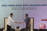 Presiden Joko Widodo (kiri) berjabat tangan dengan Presiden Filipina Rodrigo Duterte usai menyampaikan sambutan dalam peluncuran pelayaran perdana rute laut Roll-on Roll-off (Ro-Ro) Davao/General Santos-Bitung, Pelabuhan Kudos Davao, Filipina, Minggu (30/4). Perjalanan laut rute Bitung-Davao hanya membutuhkan 1-2 hari sehingga diharapkan dapat meningkatkan kerja sama perdagangan Indonesia dan Filipina. ANTARA FOTO/Rosa Panggabean/wdy/17.