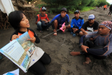 Sejumlah nelayan mengikuti pelatihan bahasa Inggris di Pantai Bangsring, Banyuwangi, Jawa Timur, Minggu (30/4). Pelatihan tersebut rutin dilakukan untuk meningkatkan pelayanan kepada wisatawan, karena zona konservasi yang dikembangkan nelayan setempat itu menjadi daya tarik kunjungan wisatawan lokal dan mancanegara. ANTARA FOTO/Budi Candra Setya/aww/17.