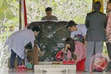 Presiden ke-5 RI yang juga Ketua Umum PDI Perjuangan Megawati Soekarnoputri (Kiri) menaburkan bunga usai memanjatkan doa di pusara makam Presiden Pertama Soekarno di Blitar, Jawa Timur, Senin (24/4). ANTARA FOTO/Irfan Anshori/wdy/17