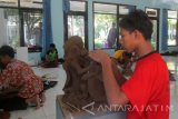 Pelajar konsentrasi membuat patung dalam lomba cipta seni patung, di wisata Goa Selomangleng, Kediri, Jawa Timur, 28/4). Kegiatan ini masuk dalam rangkaian Pekan Seni Pelajar Provinsi Jatim yang digelar 25-29 April 2017. Antara Jatim/Asmaul Chusna/zk/17