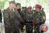 Komandan Pasmar-1 Brigjen TNI (Mar) Lukman (kedua kanan) memberikan ucapan selamat kepada prajurit USMC sesaat setelah memimpin upacara pembukaan Latihan Bersama di Pusat Latihan Pertempuran Korps Marinir Baluran, Situbondo, Jawa Timur, Senin (1/5). Latihan yang akan berlangsung hingga 4 Mei 2017 tersebut bertujuan meningkatkan hubungan baik kedua negara khususnya Korps Marinir TNI AL dan US MARFORFAC sesama prajurit Marinir (Marines Brotherhood). ANTARA FOTO/Serka Mar Kuwadi/wdy/17.