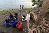 Sejumlah nelayan mengikuti pelatihan bahasa Inggris di Pantai Bangsring, Banyuwangi, Jawa Timur, Minggu (30/4). Pelatihan tersebut rutin dilakukan untuk meningkatkan pelayanan kepada wisatawan, karena zona konservasi yang dikembangkan nelayan setempat itu menjadi daya tarik kunjungan wisatawan lokal dan mancanegara. Antara Jatim/Budi Candra Setya/zk/17.