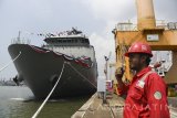 Petugas memeriksa kesiapan acara pelepasan Kapal Perang Strategic Sealift Vessel pesanan The Department Of National Defense Armed Forces Of Philippinesdi Dermaga Divisi Kapal Niaga PT PAL Indonesia, Surabaya, Jawa Timur, Selasa (2/5). Kapal yang memiliki panjang 123 meter , lebar 21 meter dan dapat menampung hingga 621 penumpang serta  mampu bertahan di lautan selama 30 hari dengan bobot maksimal 7.200 ton tersebut diproduksi atas hasil lelang Internasional yang diadakan Kementerian Pertahanan Filipina pada 2014 silam. Antara Jatim/Zabur Karuru/17 